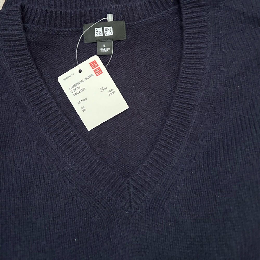 UNIQLO Men's Lambs wool Blend V Neck Navy Sweater Size L - Picture 5 of 9